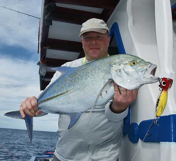 Spinnfischen mit Popper und Stickbait auf Giant Trevally, Thunfische, Snapper, Grouper und mehr.