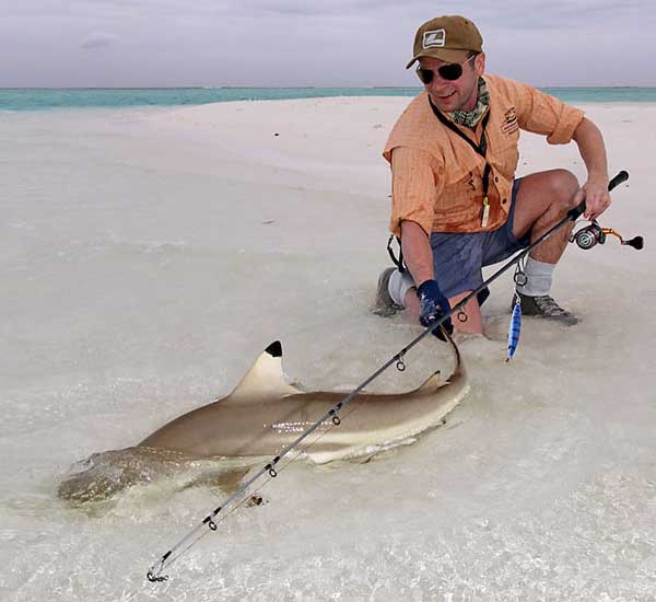 Spinnfischen mit Popper und Stickbait auf Giant Trevally, Thunfische, Snapper, Grouper und mehr.