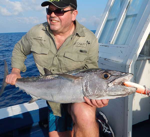 Spinnfischen mit Popper und Stickbait auf Giant Trevally, Thunfische, Snapper, Grouper und mehr.