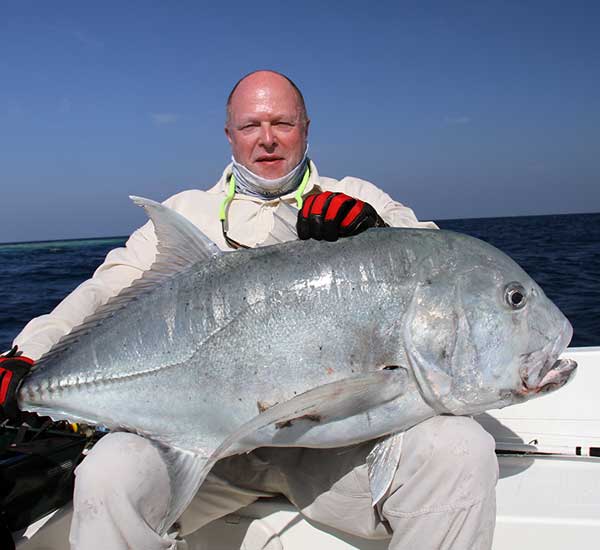 Spinnfischen mit Popper und Stickbait auf Giant Trevally, Thunfische, Snapper, Grouper und mehr.