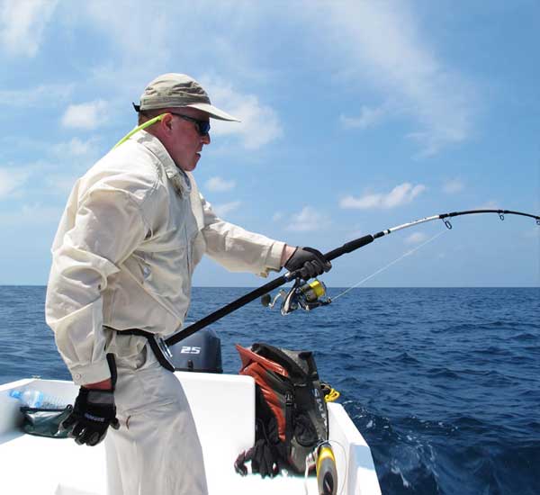 Spinnfischen mit Popper und Stickbait auf Giant Trevally, Thunfische, Snapper, Grouper und mehr.