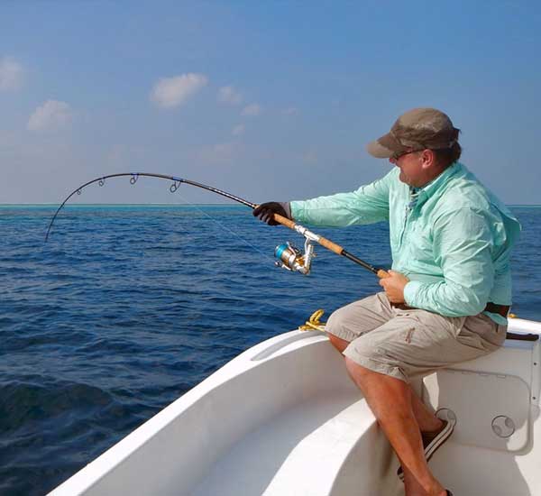 Spinnfischen mit Popper und Stickbait auf Giant Trevally, Thunfische, Snapper, Grouper und mehr.