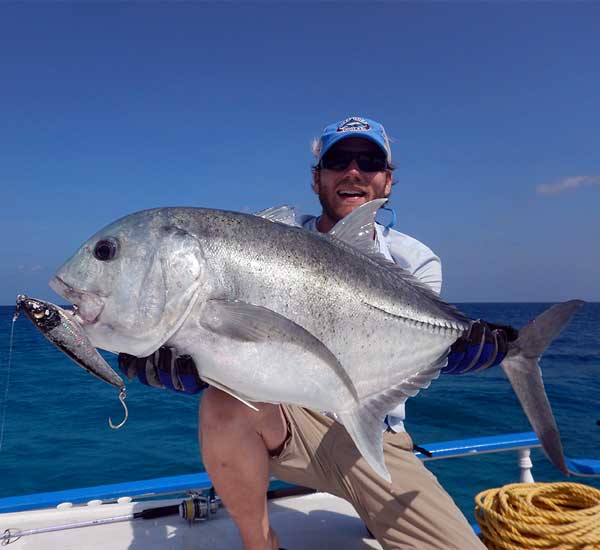 Spinnfischen mit Popper und Stickbait auf Giant Trevally, Thunfische, Snapper, Grouper und mehr.