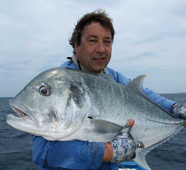 Spinnfischen mit Popper und Stickbait auf Giant Trevally, Thunfische, Snapper, Grouper und mehr.