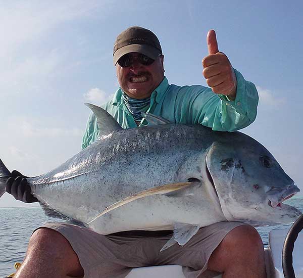 Spinnfischen mit Popper und Stickbait auf Giant Trevally, Thunfische, Snapper, Grouper und mehr.