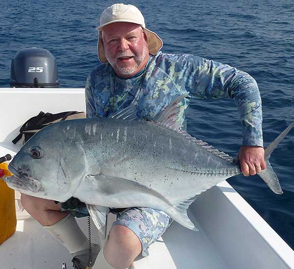 Spinnfischen mit Popper und Stickbait auf Giant Trevally, Thunfische, Snapper, Grouper und mehr.