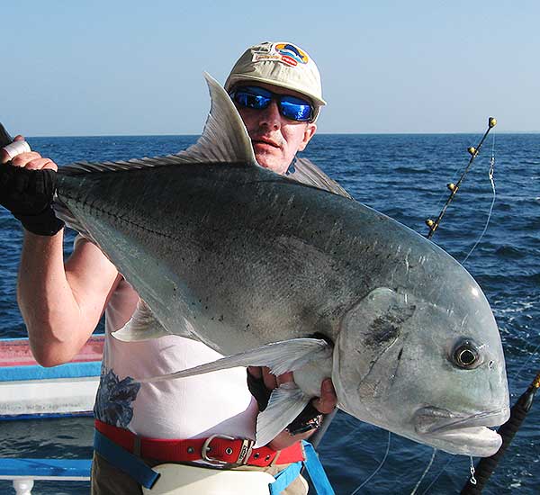 Spinnfischen mit Popper und Stickbait auf Giant Trevally, Thunfische, Snapper, Grouper und mehr.