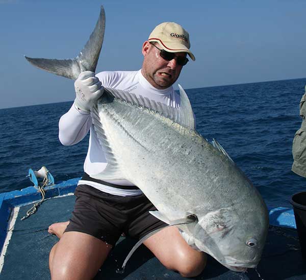 Spinnfischen mit Popper und Stickbait auf Giant Trevally, Thunfische, Snapper, Grouper und mehr.