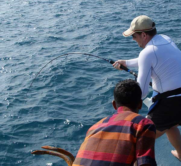Spinnfischen mit Popper und Stickbait auf Giant Trevally, Thunfische, Snapper, Grouper und mehr.