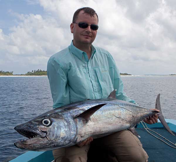 Spinnfischen mit Popper und Stickbait auf Giant Trevally, Thunfische, Snapper, Grouper und mehr.