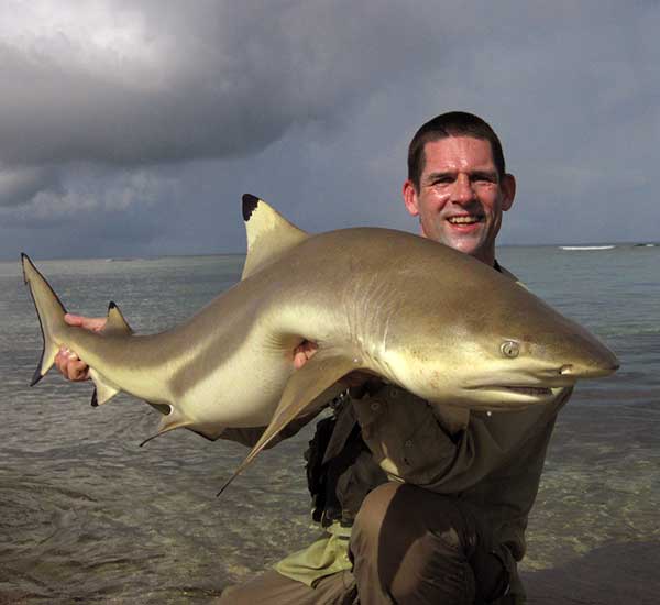 Spinnfischen mit Popper und Stickbait auf Giant Trevally, Thunfische, Snapper, Grouper und mehr.