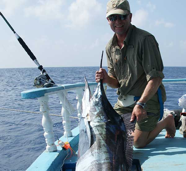 Spinnfischen mit Popper und Stickbait auf Giant Trevally, Thunfische, Snapper, Grouper und mehr.