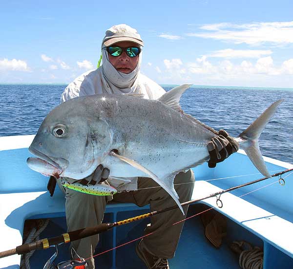 Spinnfischen mit Popper und Stickbait auf Giant Trevally, Thunfische, Snapper, Grouper und mehr.