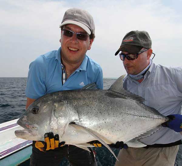 Spinnfischen mit Popper und Stickbait auf Giant Trevally, Thunfische, Snapper, Grouper und mehr.