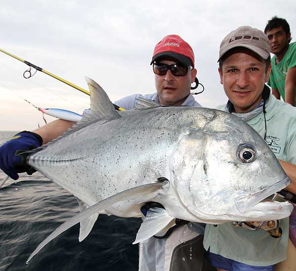 Spinnfischen mit Popper und Stickbait auf Giant Trevally, Thunfische, Snapper, Grouper und mehr.