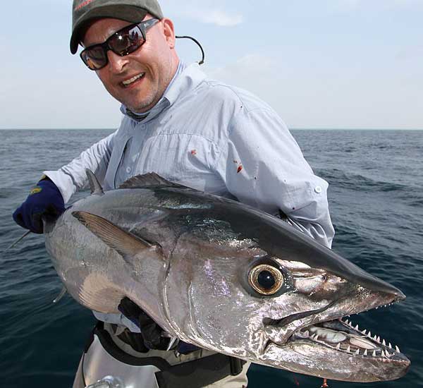 Spinnfischen mit Popper und Stickbait auf Giant Trevally, Thunfische, Snapper, Grouper und mehr.