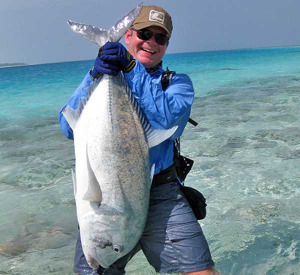 Spinnfischen mit Popper und Stickbait auf Giant Trevally, Thunfische, Snapper, Grouper und mehr.