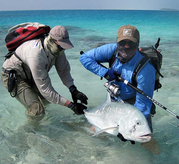 Spinnfischen mit Popper und Stickbait auf Giant Trevally, Thunfische, Snapper, Grouper und mehr.