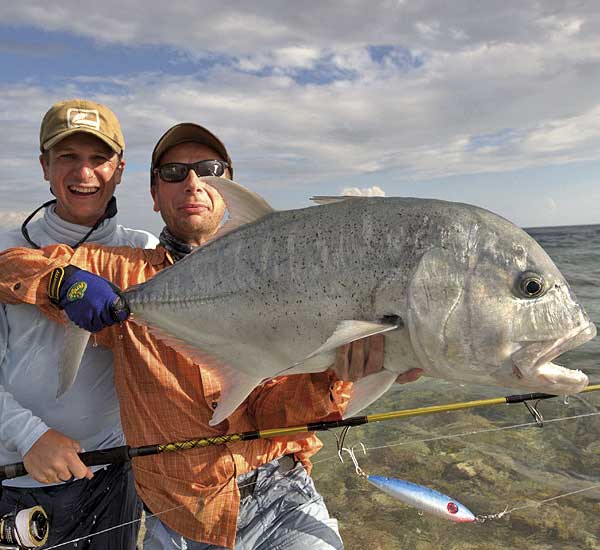 Spinnfischen mit Popper und Stickbait auf Giant Trevally, Thunfische, Snapper, Grouper und mehr.