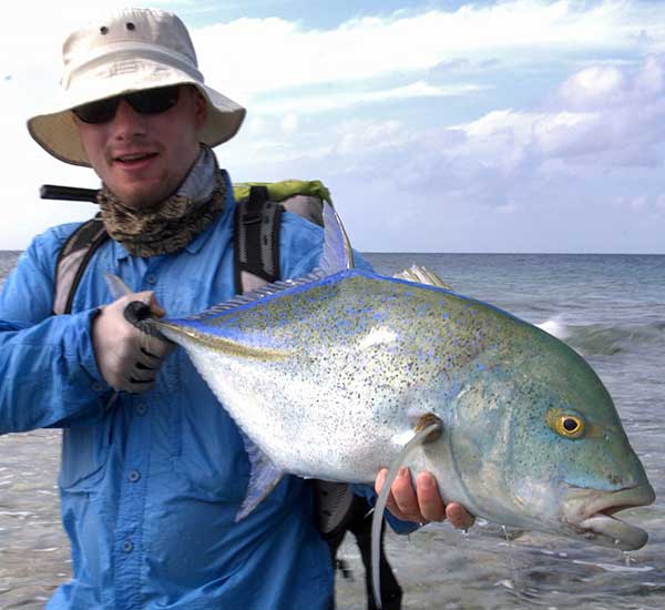 Spinnfischen mit Popper und Stickbait auf Giant Trevally, Thunfische, Snapper, Grouper und mehr.