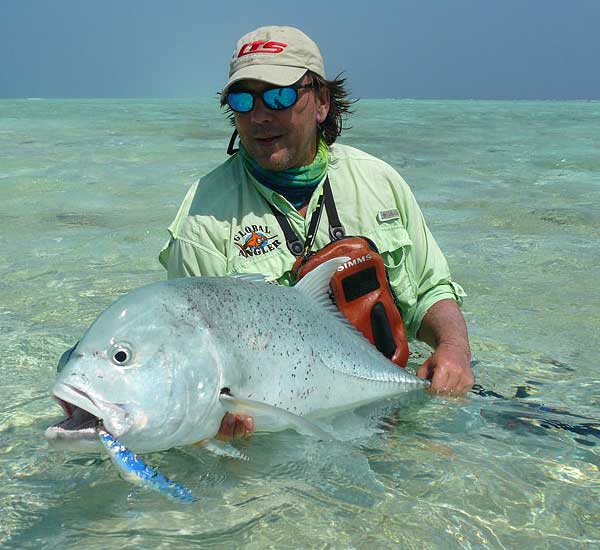 Spinnfischen mit Popper und Stickbait auf Giant Trevally, Thunfische, Snapper, Grouper und mehr.
