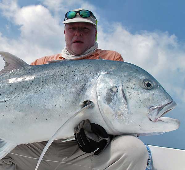 Spinnfischen mit Popper und Stickbait auf Giant Trevally, Thunfische, Snapper, Grouper und mehr.