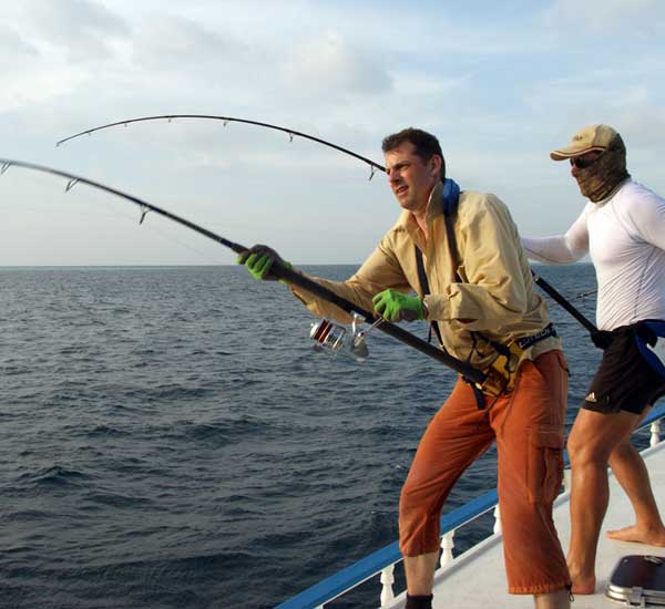Spinnfischen mit Popper und Stickbait auf Giant Trevally, Thunfische, Snapper, Grouper und mehr.