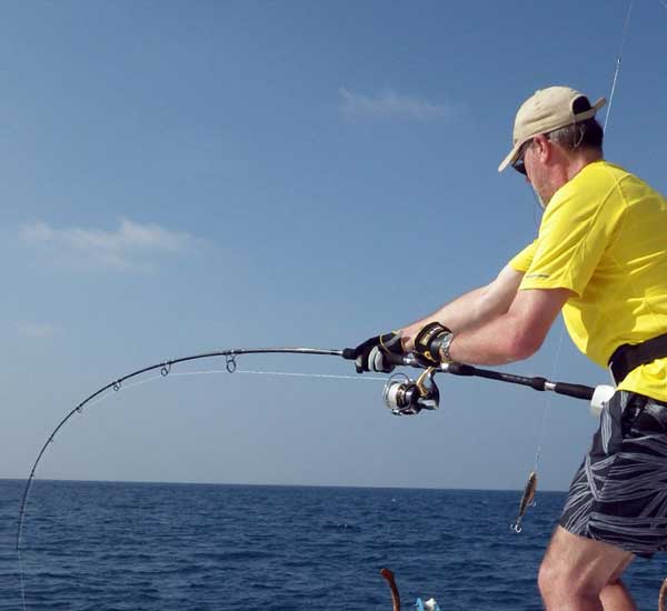 Spinnfischen mit Popper und Stickbait auf Giant Trevally, Thunfische, Snapper, Grouper und mehr.
