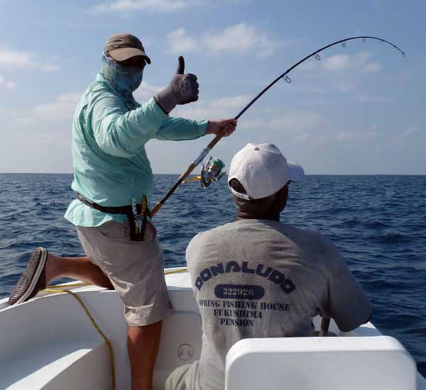 Spinnfischen mit Popper und Stickbait auf Giant Trevally, Thunfische, Snapper, Grouper und mehr.