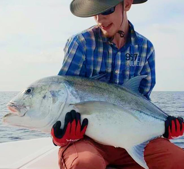 Spinnfischen mit Popper und Stickbait auf Giant Trevally, Thunfische, Snapper, Grouper und mehr.