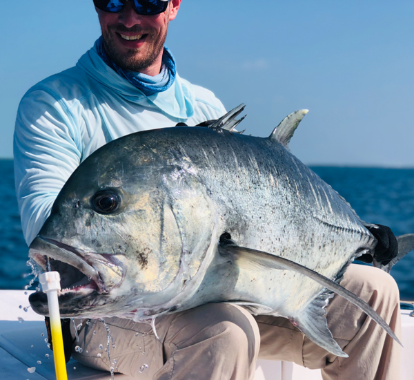 Spinnfischen mit Popper und Stickbait auf Giant Trevally, Thunfische, Snapper, Grouper und mehr.