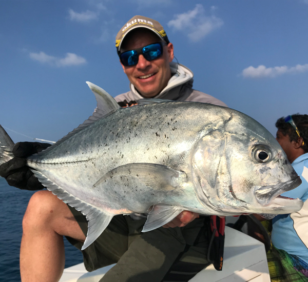 Spinnfischen mit Popper und Stickbait auf Giant Trevally, Thunfische, Snapper, Grouper und mehr.