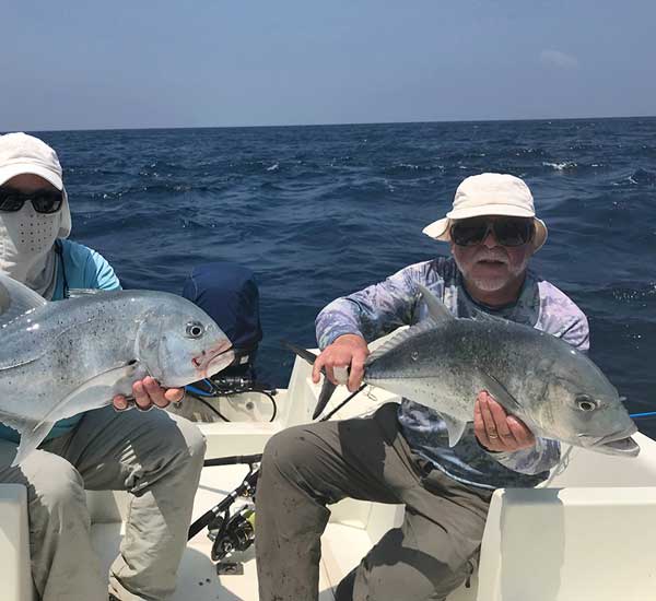 Spinnfischen mit Popper und Stickbait auf Giant Trevally, Thunfische, Snapper, Grouper und mehr.