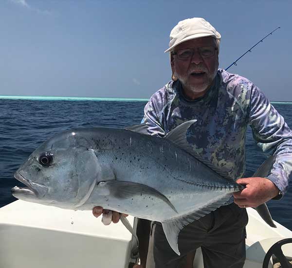 Spinnfischen mit Popper und Stickbait auf Giant Trevally, Thunfische, Snapper, Grouper und mehr.