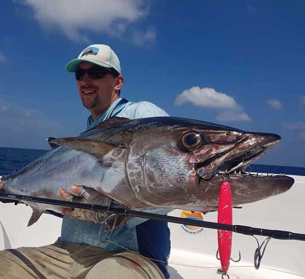 Spinnfischen mit Popper und Stickbait auf Giant Trevally, Thunfische, Snapper, Grouper und mehr.