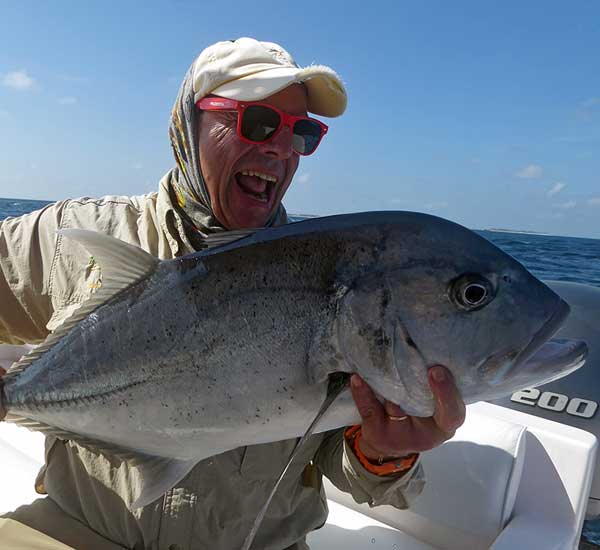 Spinnfischen mit Popper und Stickbait auf Giant Trevally, Thunfische, Snapper, Grouper und mehr.
