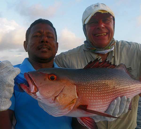 Spinnfischen mit Popper und Stickbait auf Giant Trevally, Thunfische, Snapper, Grouper und mehr.
